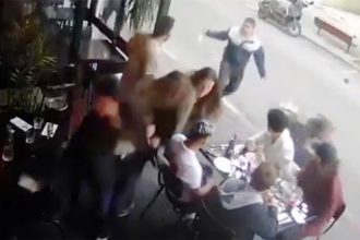 Η στιγμή της αιματηρής επίθεσης του 19χρονου Παλαιστινίου στο Τελ Αβίβ - Τον σκότωσε ένοπλος ισραηλινός (ΒΙΝΤΕΟ)