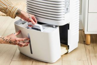 Αφυγραντήρας: Γιατί δεν πρέπει να πετάτε ποτέ το νερό του