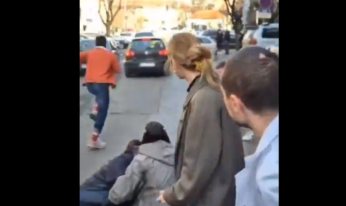 Αυτοκίνητο έπεσε σε πλήθος διαδηλωτών στο Βελιγράδι - Τραυματίστηκε μια γυναίκα