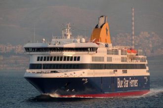 Το Blue Star Delos το πρώτο πλοίο που μπήκε στο λιμάνι του Πειραιά το 2025