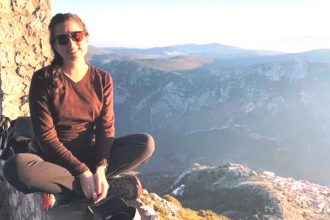 Καθηγήτρια και έγκυος στον 6ο μήνα η 33χρονη που έπεσε από τα βράχια της Πρέβελης και σκοτώθηκε