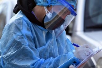 ΕΟΔΥ: 24 νεκροί και 30 διασωληνωμένοι λόγω covid - 3 θάνατοι από γρίπη και 24 νέα σοβαρά κρούσματα σε ΜΕΘ