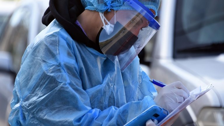 ΕΟΔΥ: 24 νεκροί και 30 διασωληνωμένοι λόγω covid - 3 θάνατοι από γρίπη και 24 νέα σοβαρά κρούσματα σε ΜΕΘ