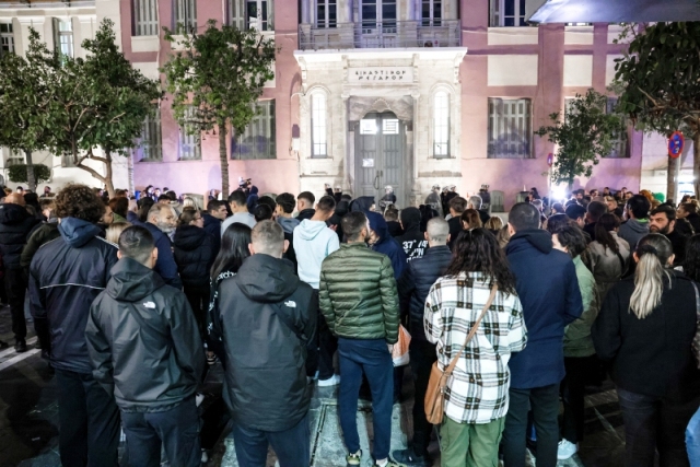 Φυγάδευσαν μάνα και σύντροφο από το εξαγριωμένο πλήθος για την φρικτή κακοποίηση του 3χρονου Άγγελου (ΒΙΝΤΕΟ)