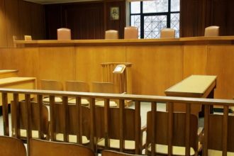 Θεσσαλονίκη: Καταδικάστηκε η γυναίκα που προσπάθησε να πνίξει τον σύζυγό της με το κορδόνι του κινητού τηλεφώνου