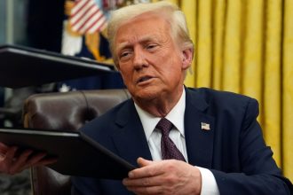 ΗΠΑ: Στο 47% η δημοτικότητα του νέου προέδρου Ντόναλντ Τραμπ