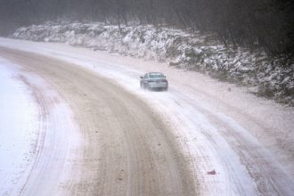 ΗΠΑ: Χάος από την κακοκαιρία, ακυρώθηκαν πάνω από 1.300 πτήσεις - Σε κλοιό χιονιά Γερμανία και Βρετανία