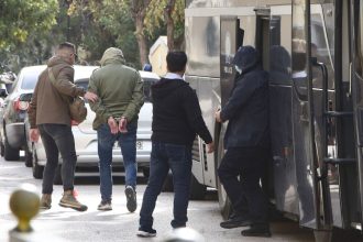 Κακουργηματικές διώξεις στους συλληφθέντες για το κύκλωμα προστασίας οίκων ανοχής – Αναζητείται ένας ακόμη αστυνομικός