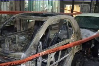 Κάηκαν τρεις μηχανές και δύο αυτοκίνητα στο Κολωνάκι