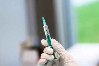 Ψευτογιατρός πουλά σταγονίδια για «αποτοξίνωση από τα εμβόλια του κορονοϊού»