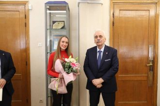 Ερυθρός Σταυρός: Υποτροφία σε μαθήτρια από τα Καλάβρυτα που αρίστευσε στις Πανελλαδικές