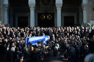 Κώστας Σημίτης: Ξεκίνησε η πομπή, στο Α’ Νεκροταφείο η ταφή του (ΦΩΤΟ-ΒΙΝΤΕΟ)