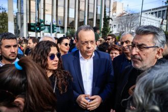 Ο ΣΥΡΙΖΑ κατά της ΕΡΤ για τα Τέμπη - "Χωρίς οξυγόνο η δημόσια τηλεόραση"