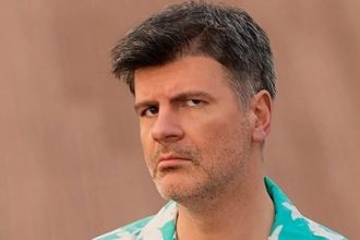 Δεληβοριάς και Μποφίλιου αποχωρούν από την παράσταση που προκαλεί αντιδράσεις