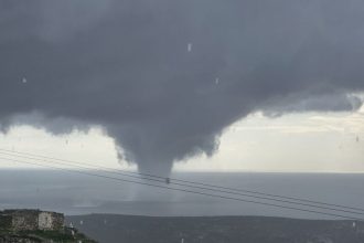 Υδροστρόβιλος “σάρωσε” τη Φολέγανδρο! (ΒΙΝΤΕΟ)