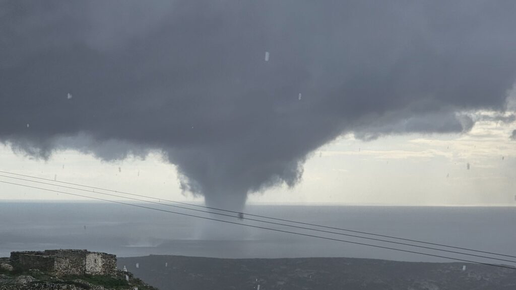 Υδροστρόβιλος “σάρωσε” τη Φολέγανδρο! (ΒΙΝΤΕΟ)
