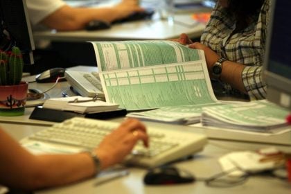Φορολογικές δηλώσεις: Πότε ξεκινά η υποβολή τους, τι πρέπει να γνωρίζετε