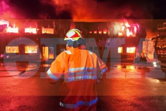 Ανεξέλεγκτη η φωτιά σε αποθήκες της «Καραμολέγκος», διακοπή κυκλοφορίας στο σημείο - Ενισχύονται οι δυνάμεις (ΒΙΝΤΕΟ)