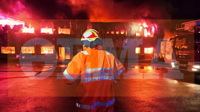 Ανεξέλεγκτη η φωτιά σε αποθήκες της «Καραμολέγκος», διακοπή κυκλοφορίας στο σημείο - Ενισχύονται οι δυνάμεις (ΒΙΝΤΕΟ)