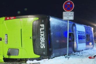 Δύο νεκροί στη Γερμανία από ανατροπή λεωφορείου λόγω ολισθηρότητας του δρόμου