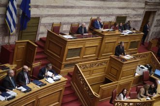 Δοκιμασίες για Νέα Δημοκρατία και ΠΑΣΟΚ σε επτά μέτωπα