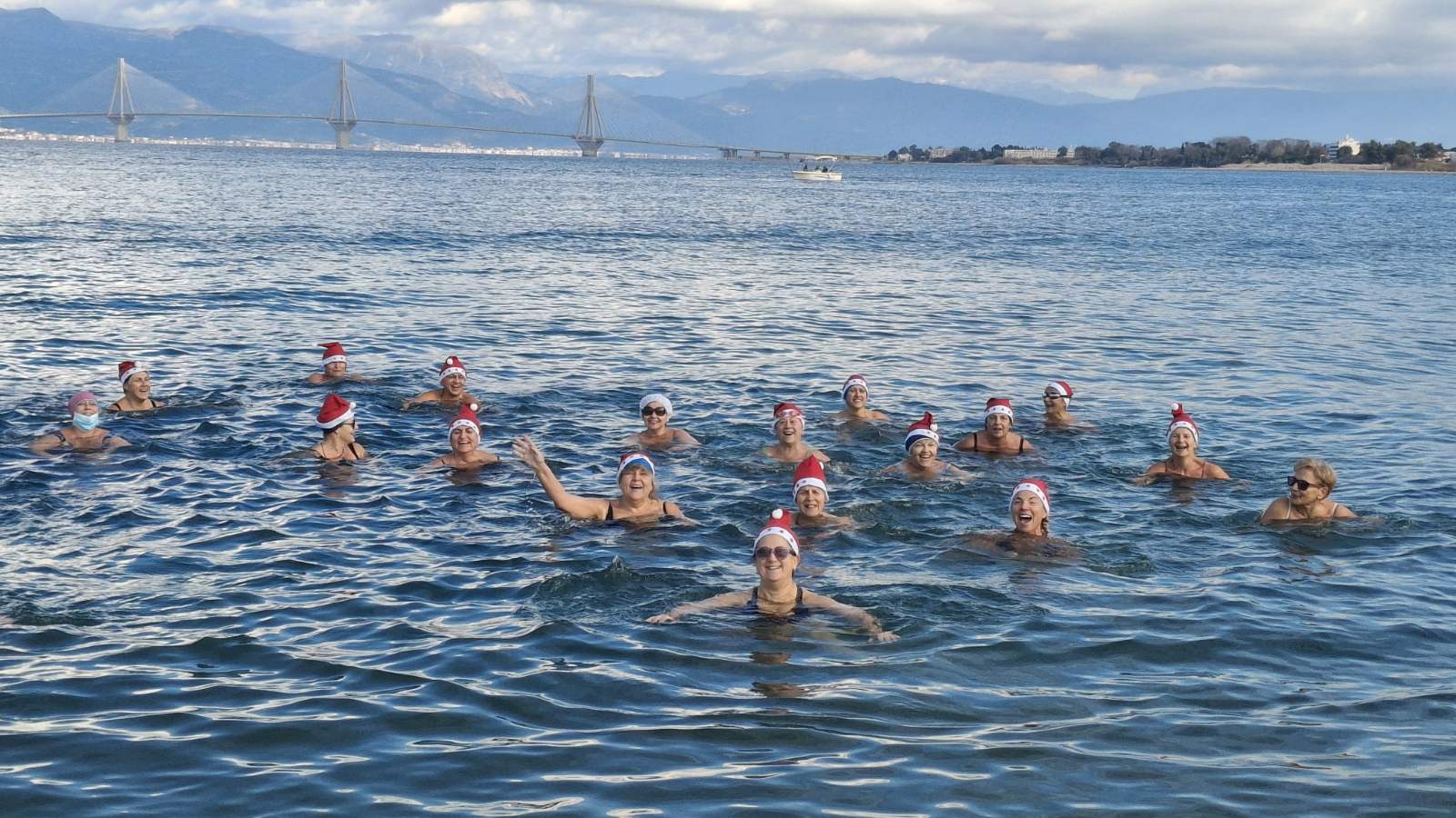 «Βουτιά» στη νέα χρονιά από την Ομάδα Χειμερινής Κολύμβησης του Πάρκου Εκπαιδευτικών Δράσεων του Δήμου Πατρέων
