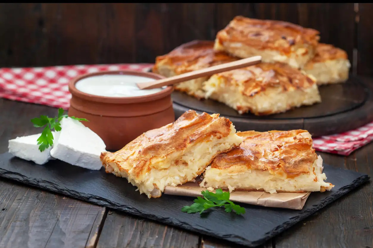 Τσαλακωτή τυρόπιτα κρούστας σαν σουφλέ