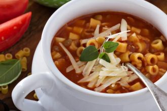 Ντοματόσουπα με κοφτό μακαρονάκι και τυρί