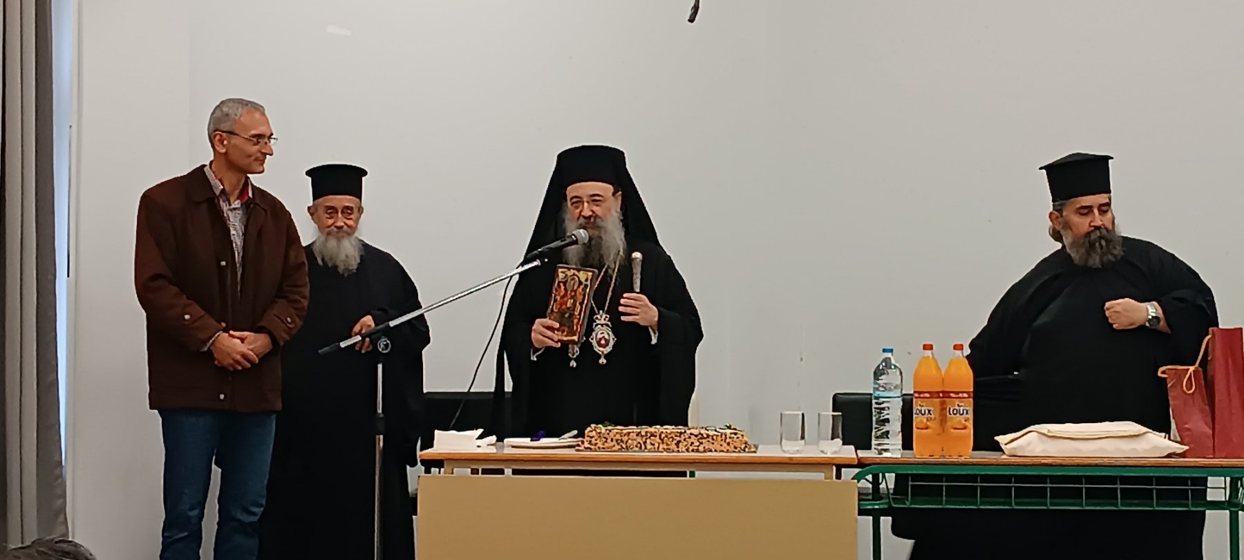 Γυμνασίου Σαραβαλίου: Κοπή Πρωτοχρονιάτικης Πίτας την Ημέρα των Τριών Ιεραρχών, παρουσία του Μητροπολίτη Πατρών (ΦΩΤΟ)
