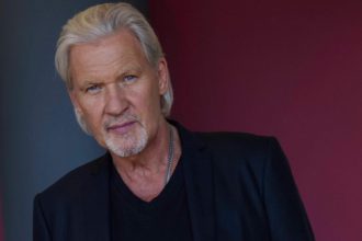 Johnny Logan: Ο θρύλος της Eurovision έρχεται για πρώτη φορά στην Ελλάδα