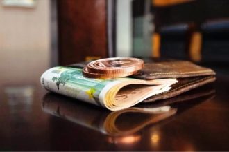 Αντίστροφη μέτρηση για τον νέο κατώτατο μισθό