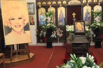 Καίτη Γκρέυ: Συγκίνηση στο τελευταίο αντίο στη σπουδαία τραγουδίστρια - ΦΩΤΟ