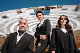 Ταμίλα Κουλίεβα: Σκηνοθετεί και πρωταγωνιστεί στο θέατρο Τζένη Καρέζη