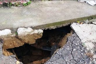 Πύργος: «Θα μπορούσαν να είχαν συμβεί πολύ χειρότερα…», λέει η μητέρα του μαθητή που βρέθηκε παγιδευμένος σε τρύπα που άνοιξε στο δρόμο - ΒΙΝΤΕΟ