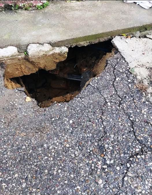 Πύργος: «Θα μπορούσαν να είχαν συμβεί πολύ χειρότερα…», λέει η μητέρα του μαθητή που βρέθηκε παγιδευμένος σε τρύπα που άνοιξε στο δρόμο - ΒΙΝΤΕΟ