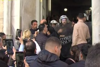 Επεισόδια έξω από τα δικαστήρια Ηρακλείου όπου απολογείται το ζευγάρι για την βάναυση κακοποίηση του 3χρονου Άγγελου (ΒΙΝΤΕΟ)