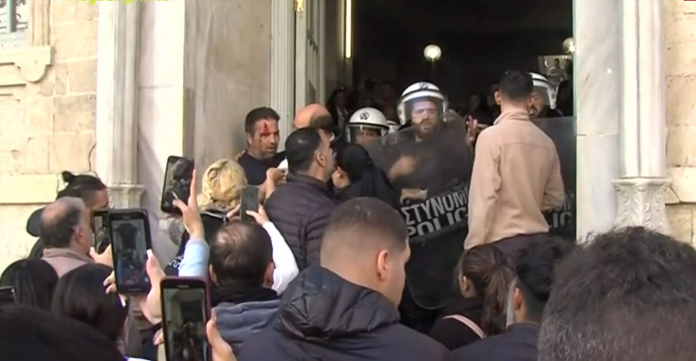 Επεισόδια έξω από τα δικαστήρια Ηρακλείου όπου απολογείται το ζευγάρι για την βάναυση κακοποίηση του 3χρονου Άγγελου (ΒΙΝΤΕΟ)