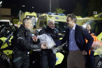 Το Συντονιστικό του ΕΚΑΒ επισκέφτηκε ο Μητσοτάκης - Έστειλε ευχές για το νέο έτος μέσω ασυρμάτου (ΒΙΝΤΕΟ)