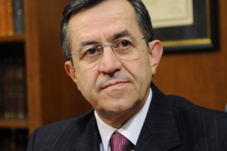 Ο Νίκος Νικολόπουλος αποχαιρετά τον Αρχιεπίσκοπο Αλβανίας