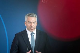Αυστρία: Την παραίτησή του ανακοίνωσε ο καγκελάριος, Καρλ Νεχάμερ