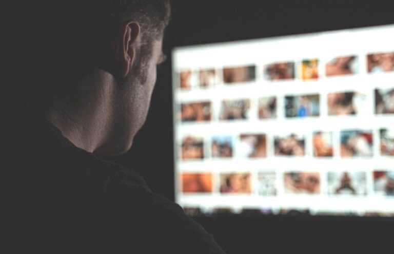 Επίκουρος καθηγητής του ΕΚΠΑ συνελήφθη για παιδική πορνογραφία - Πλήρωνε ανήλικους για να του στείλουν φωτογραφίες