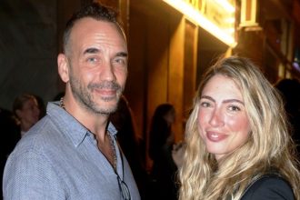 Ο Πάνος Μουζουράκης είπε ότι το δεύτερο παιδί που περιμένουν με τη Μαριλού Κόζαρη είναι αγόρι