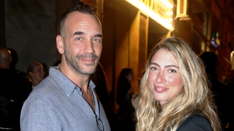 Ο Πάνος Μουζουράκης είπε ότι το δεύτερο παιδί που περιμένουν με τη Μαριλού Κόζαρη είναι αγόρι