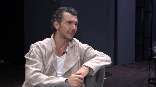 Ιωάννης Παπαζήσης: «Στη σύντροφό μου με γοητεύει ότι έφερε κάτι στη ζωή μου που κανένας μέχρι σήμερα δεν μπόρεσε»