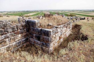 Αρχαία Πέλιννα: Εργασίες αποκατάστασης στην ακρόπολη απ' όπου πέρασε ο Μέγας Αλέξανδρος για να εισβάλει στη Βοιωτία