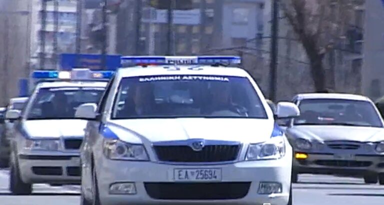 Επίθεση με μαχαίρι σε αστυνομικό – Τον τραυμάτισαν στη μέση του δρόμου