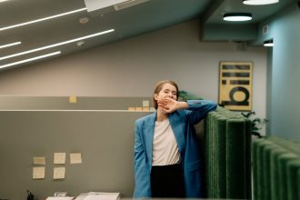 Χασμουρητό: Πώς εξηγούν οι επιστήμονες τη μεταδότικότητά του;