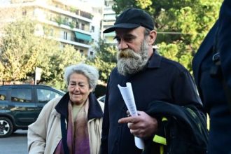 «Άλλος Άνθρωπος»: Ελεύθεροι μετά τις απολογίες τους ο Πολυχρονόπουλος, η μητέρα και ο γαμπρός του