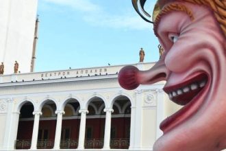 Η πλατεία Γεωργίου και όλη η Πάτρα ντύνονται στα καρναβαλικά - ΦΩΤΟ