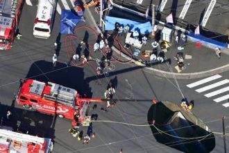 Οδηγός παγιδευμένος για 24 ώρες σε τρύπα που κατάπιε το φορτηγό του